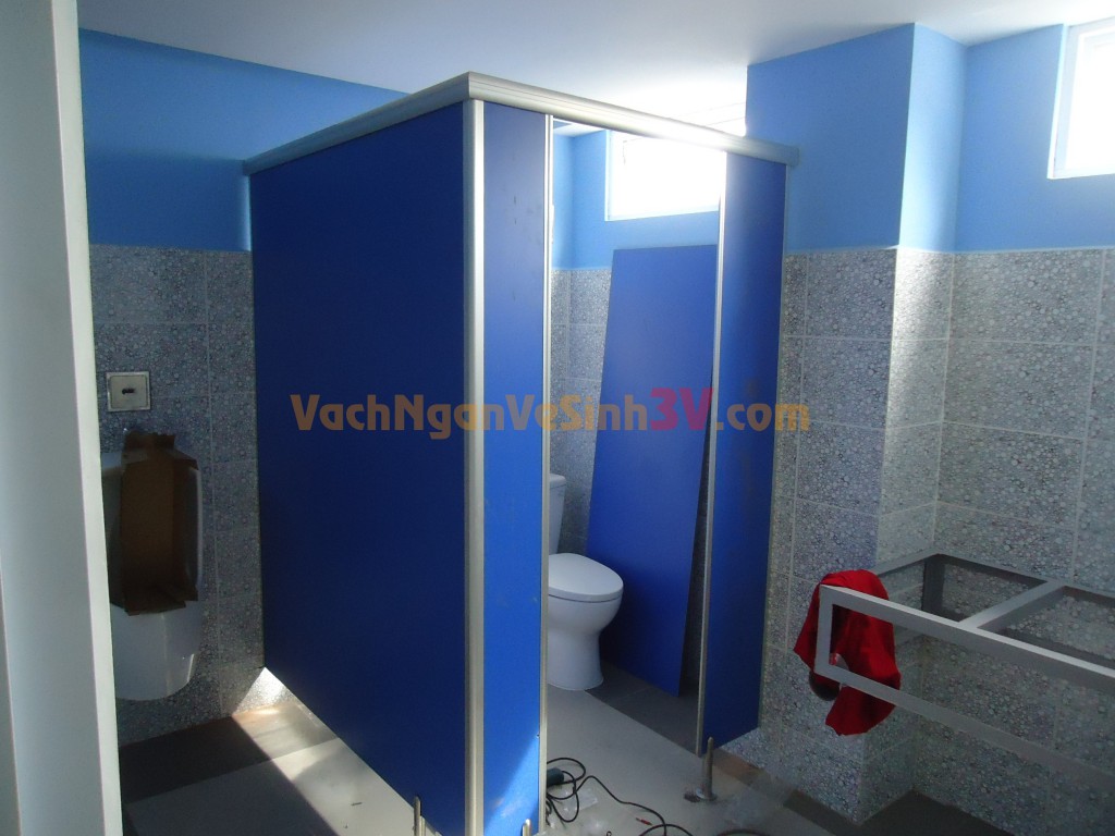 vách ngăn toilet màu xanh tại bình dương