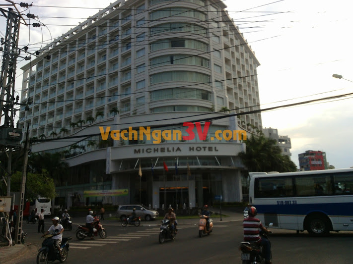 vach-ngan-nha-ve-sinh-khach-san-michelia-nha-trang-khanh-hoa 1