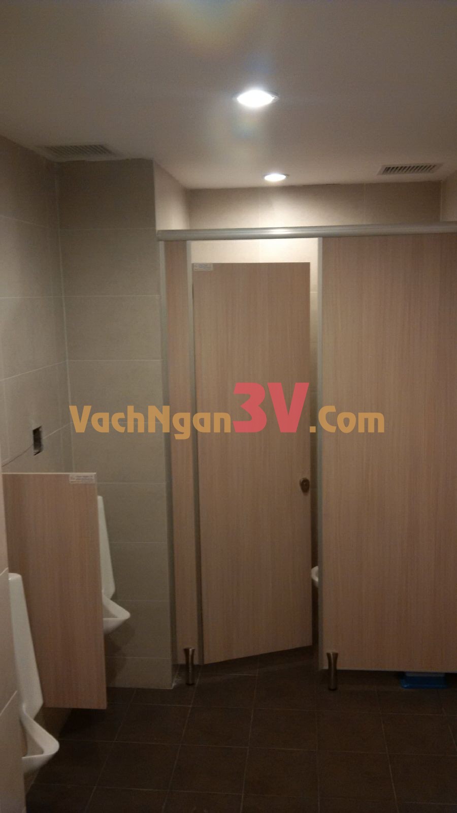 Vách ngăn tấm MFC vân gỗ được lựa chọn khá ăn ý với màu sơn tường tạo nên sự sạch sẽ, thoáng mát cho không gian nhà vệ sinh!