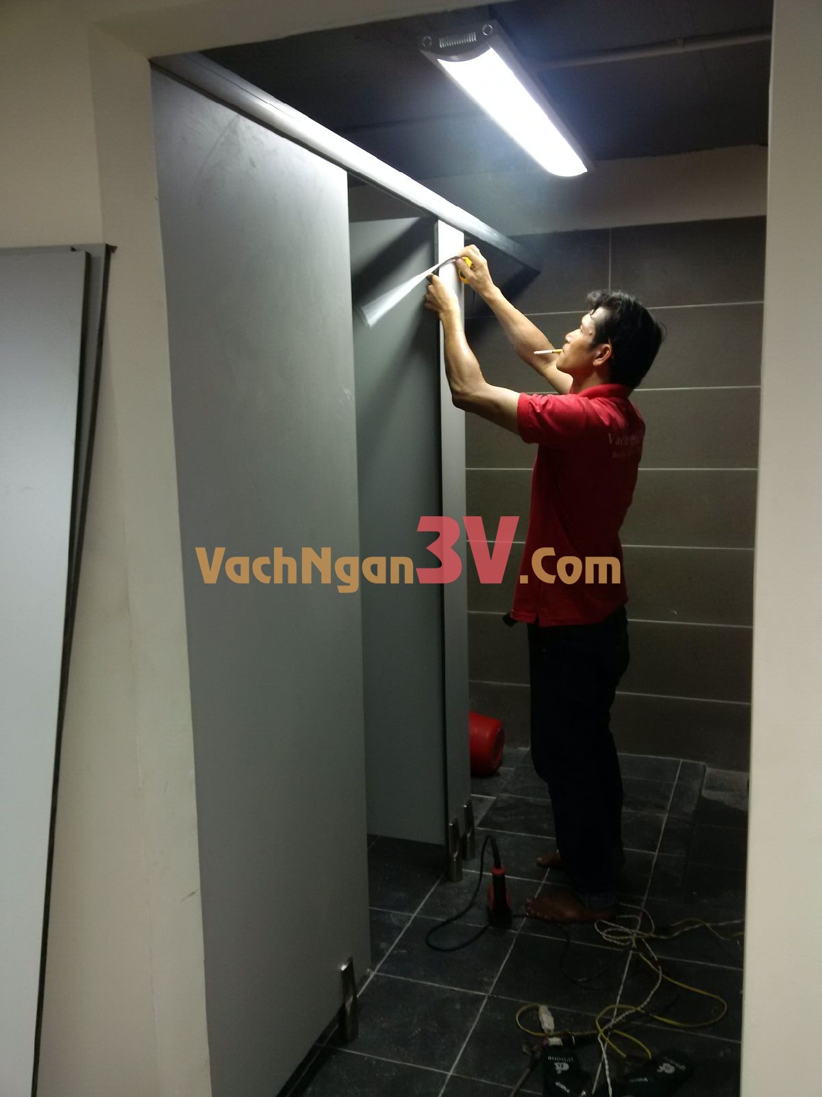 Nhân viên đội thi công đo đạc chi tiết và cẩn thận trước khi thao tác lắp đặt vách ngăn tấm compact để loại bỏ ngay từ đầu việc sai phạm, tiết kiệm được thời gian và tiền bạc cho khách hàng.