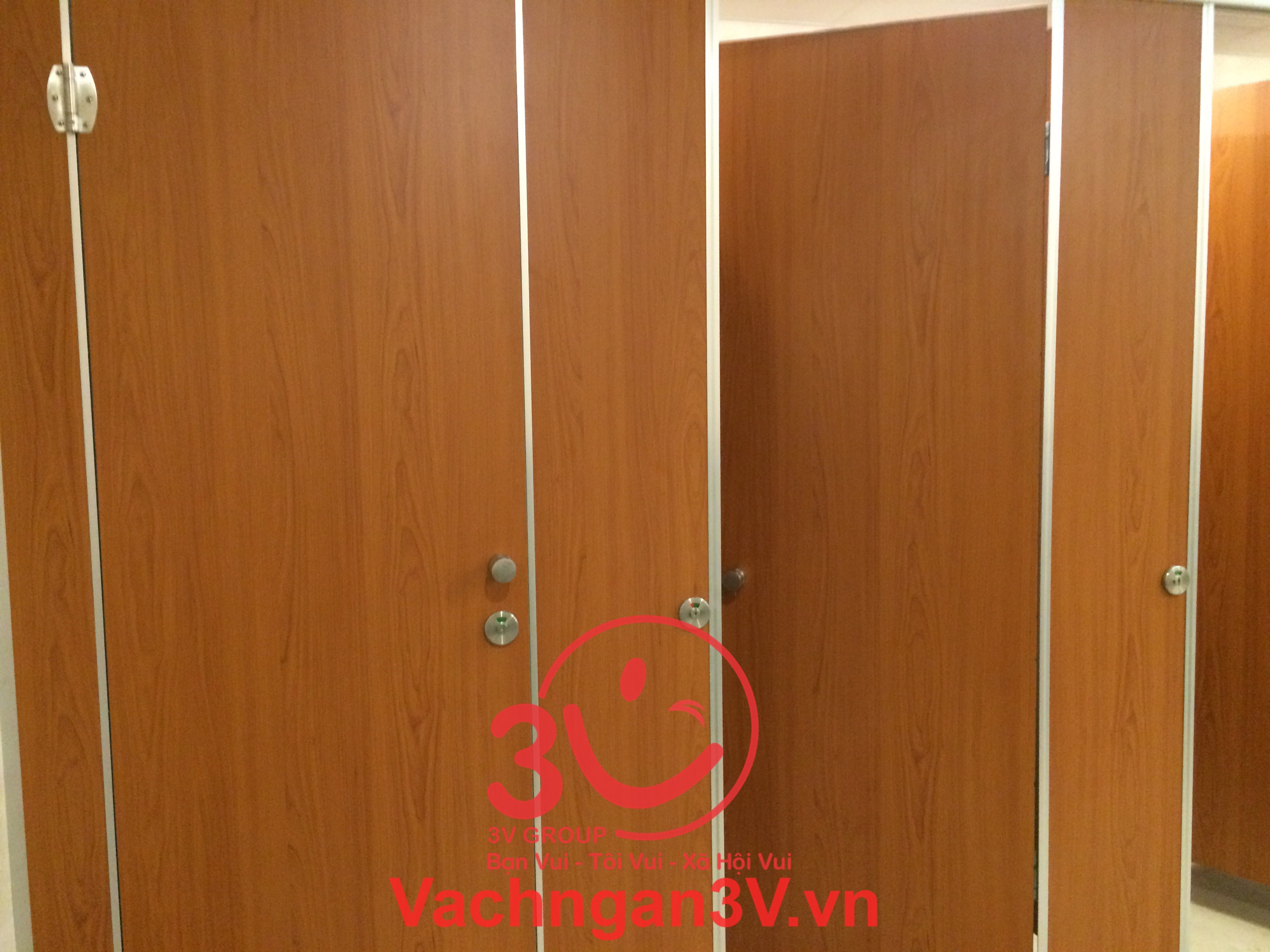  vách ngăn Compact HPL vân gỗ