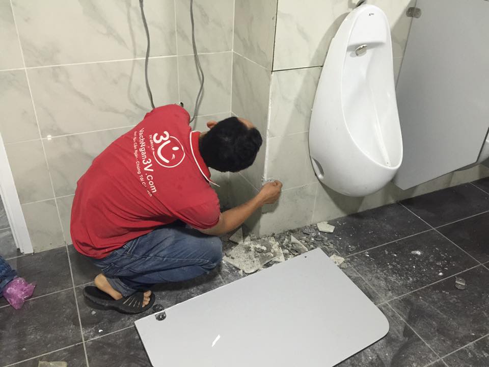 vách ngăn kiếng toilet đẹp 2