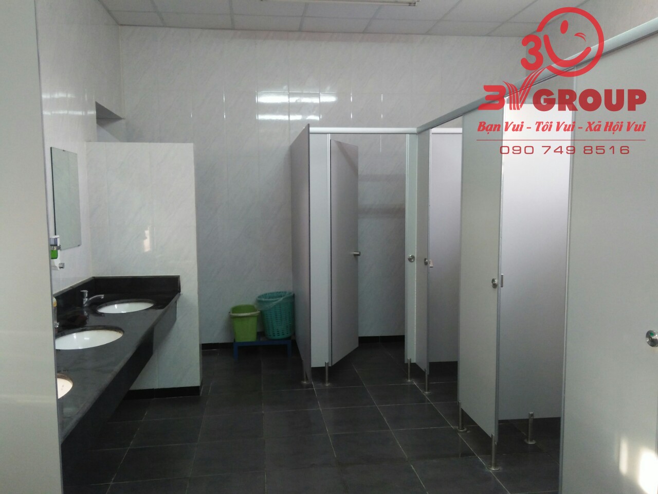 vách ngăn kiếng toilet đẹp 1