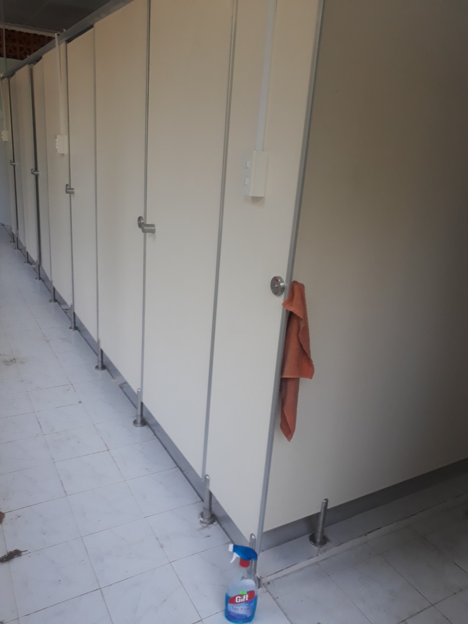 Tiêu chuẩn làm vách ngăn toilet 