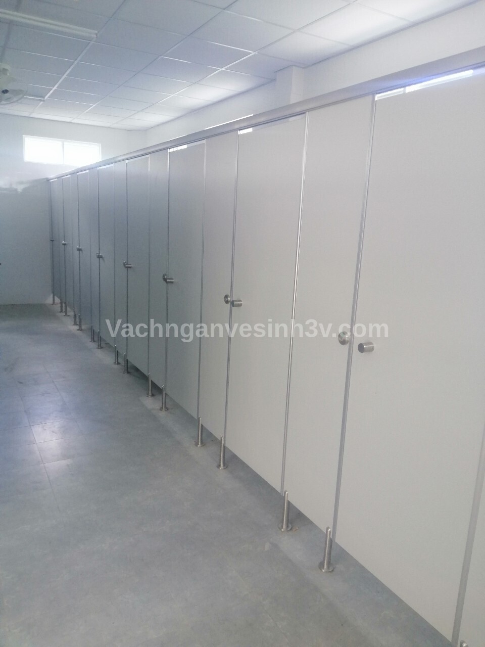 Bàn giao vách ngăn vệ sinh tại Trường Tiểu học Tân Long 1