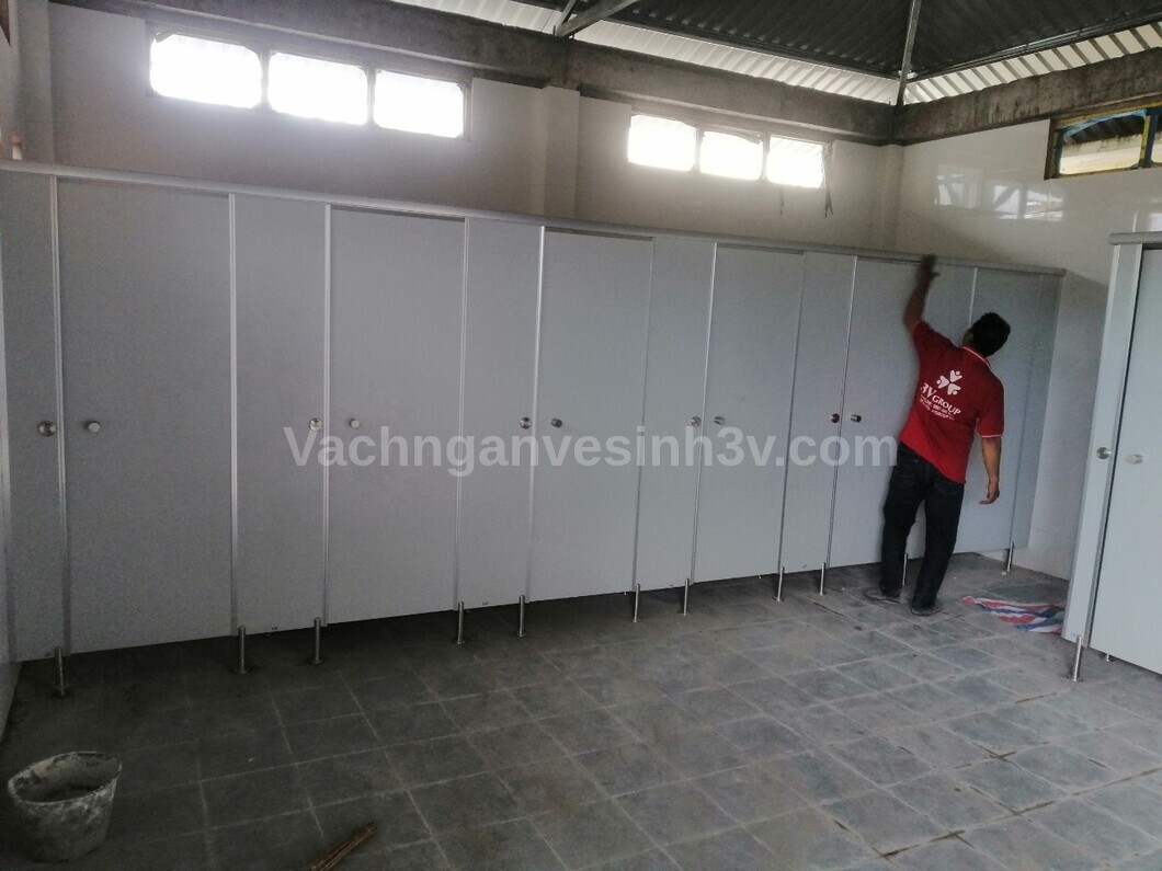 Vách ngăn toilet Trường TH Hưng Lợi đi đầu xu hướng