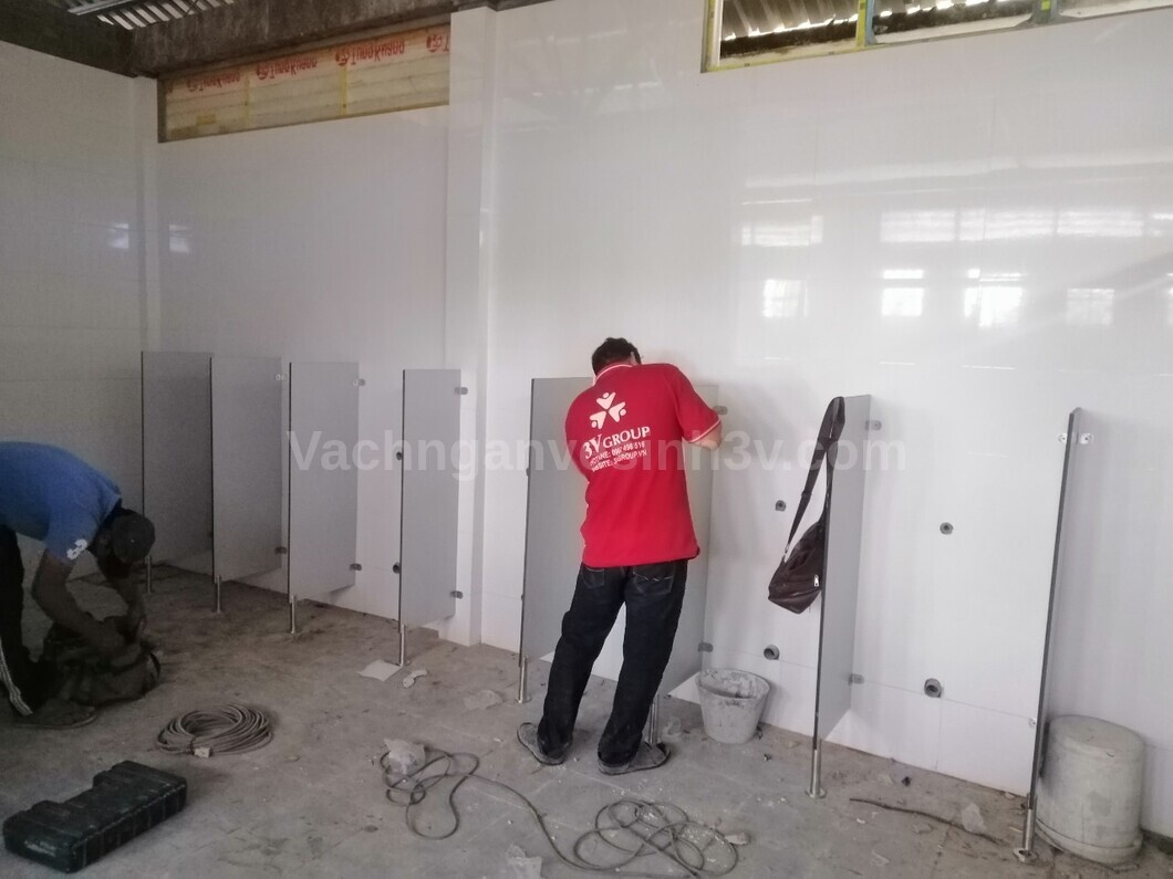 Vách ngăn toilet Trường TH Hưng Lợi đi đầu xu hướng