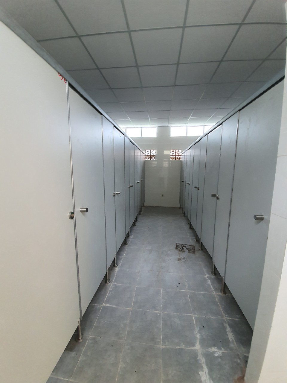 Vách ngăn WC tấm compact GIÁ RẺ tại Trường THCS Thạnh Phú 1, Sóc ...