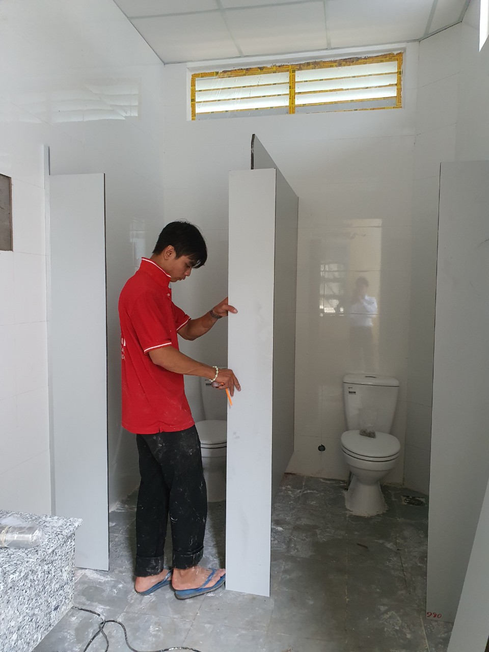 Vách ngăn toilet compact